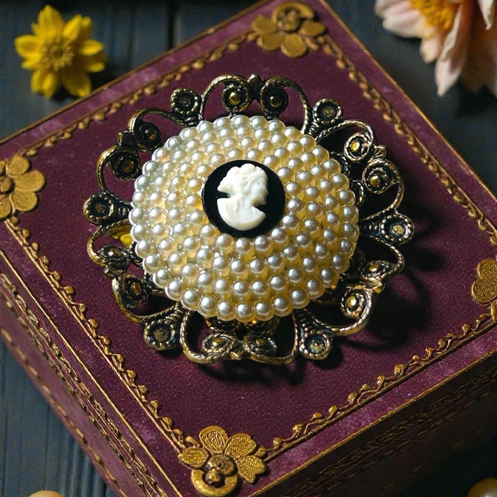 Unsigned Vintage Cameo Pearl Brooch Gold Tone Filigree Border